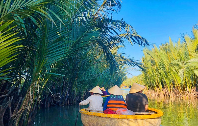 베이 마우 코코넛 숲에 바구니 보트를 타기