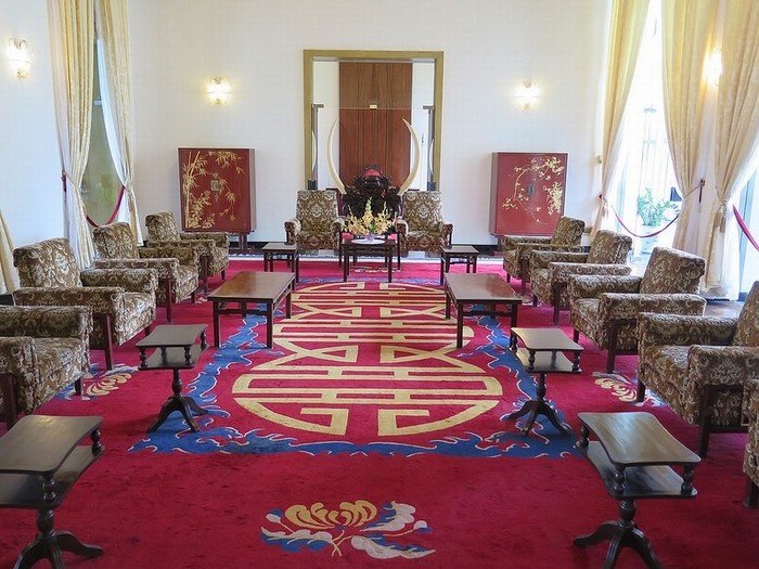 1 층에있는 대통령의 거실은 2 개의 커넥팅 룸으로 구성되어 있습니다.